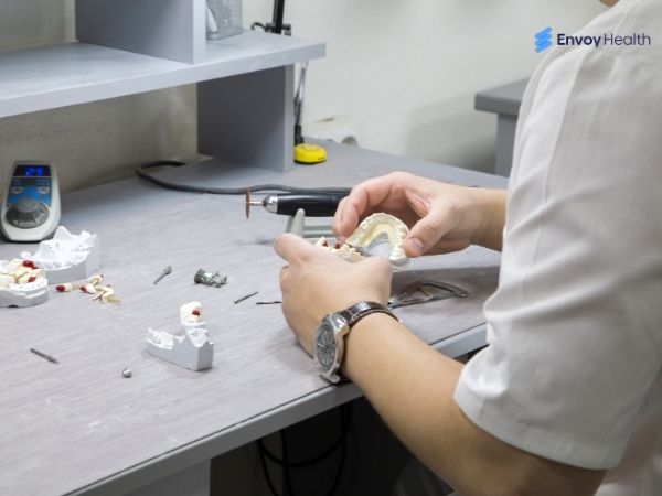 Dental veneers fabrication in lab 